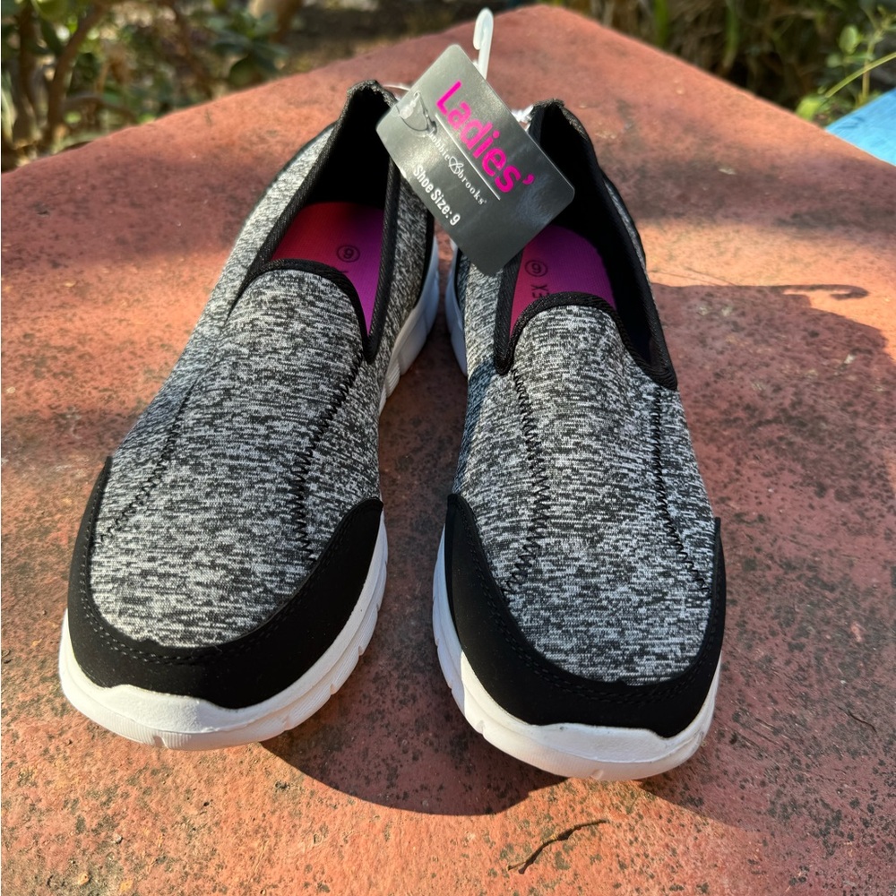 NWT Women's Bobbie Brooks ActionFlex
Black Gray Slip-on Shoes Ladies Size 9